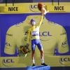 Julian Alaphilippe remporte la deuxième étape du Tour de France, le 30 août 2020 à Nice. Emu, le nouveau Maillot jaune a dédié sa victoire à son père, disparu fin juin 2020. 