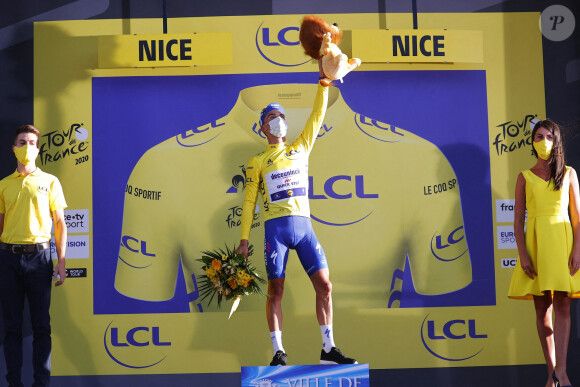 Julian Alaphilippe remporte la deuxième étape du Tour de France, le 30 août 2020 à Nice. Emu, le nouveau Maillot jaune a dédié sa victoire à son père, disparu fin juin 2020. 