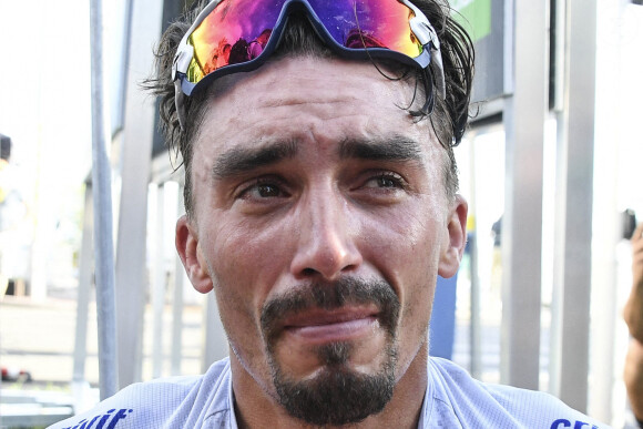 Julian Alaphilippe remporte la deuxième étape du Tour de France, le 30 août 2020 à Nice. Emu, le nouveau Maillot jaune a dédié sa victoire à son père, disparu fin juin 2020. 
