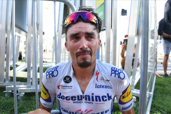 Julian Alaphilippe remporte la deuxième étape du Tour de France, le 30 août 2020 à Nice. Emu, le nouveau Maillot jaune a dédié sa victoire à son père, disparu fin juin 2020. 