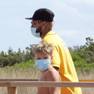 Neymar Jr passe des vacances avec son fils Davi Lucca da Silva Santos et des amis sous le soleil de Formentera, le 30 août 2020.