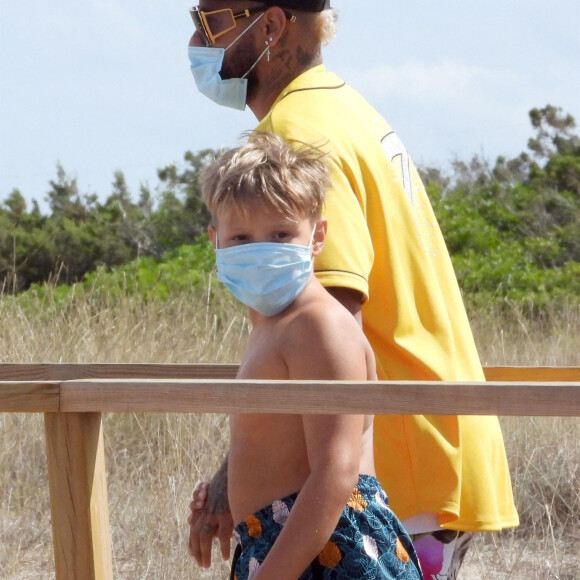 Neymar Jr passe des vacances avec son fils Davi Lucca da Silva Santos et des amis sous le soleil de Formentera, le 30 août 2020.