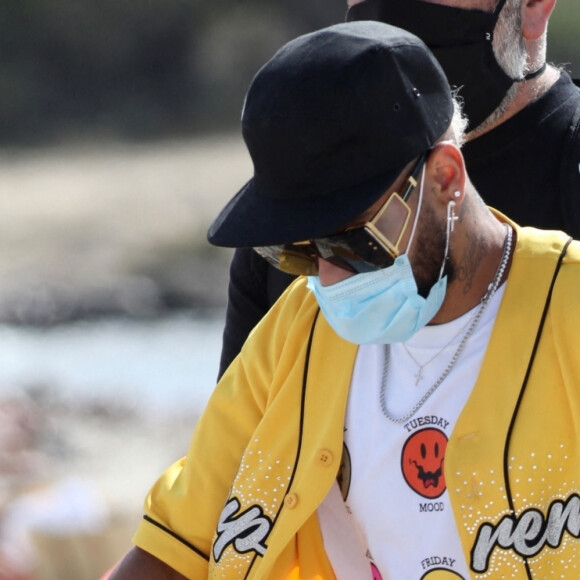 Neymar Jr passe des vacances avec son fils Davi Lucca da Silva Santos et des amis sous le soleil de Formentera, le 30 août 2020.