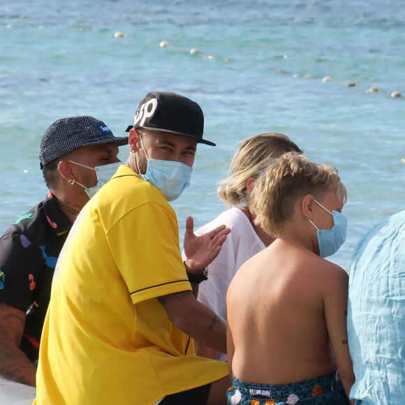 Neymar Jr passe des vacances avec son fils Davi Lucca da Silva Santos et des amis sous le soleil de Formentera, le 30 août 2020.