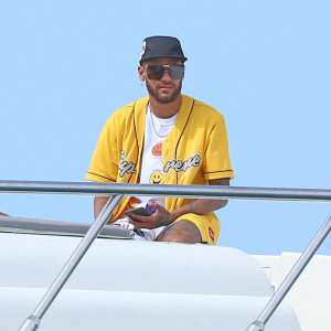 Neymar Jr passe des vacances avec son fils Davi Lucca da Silva Santos et des amis sous le soleil de Formentera, le 30 août 2020.