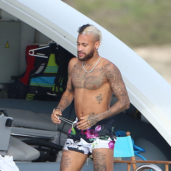 Neymar Jr passe des vacances avec son fils Davi Lucca da Silva Santos et des amis sous le soleil de Formentera, le 30 août 2020.