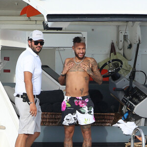 Neymar Jr passe des vacances avec son fils Davi Lucca da Silva Santos et des amis sous le soleil de Formentera, le 30 août 2020.