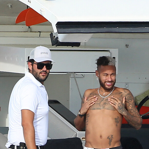 Neymar Jr passe des vacances avec son fils Davi Lucca da Silva Santos et des amis sous le soleil de Formentera, le 30 août 2020.