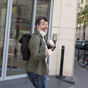 Stéphane Plaza - L'équipe de l'émission "Les Grosses Têtes" continue de travailler pendant le confinement lors de l'épidémie de coronavirus (COVID-19) le 9 avril 2020. © Jack Tribeca / Bestimage