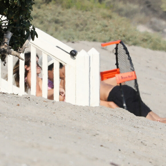 Les rumeurs semblent se confirmer sur le couple Kendall Jenner et Devin Booker (joueur de basket-ball Phoenix Suns) à Malibu le 19 aout 2020. Kendall et Devin se sont allongés sur la plage en maillot de bain. Devin a joué à la balle avec un ami et son adorable chien Haven pendant que Kendall les a regardé en profitant du soleil. Kendall et Devin restent très discrets sur la nature de leur relation mais apparaissent de plus en plus régulièrement ensemble.