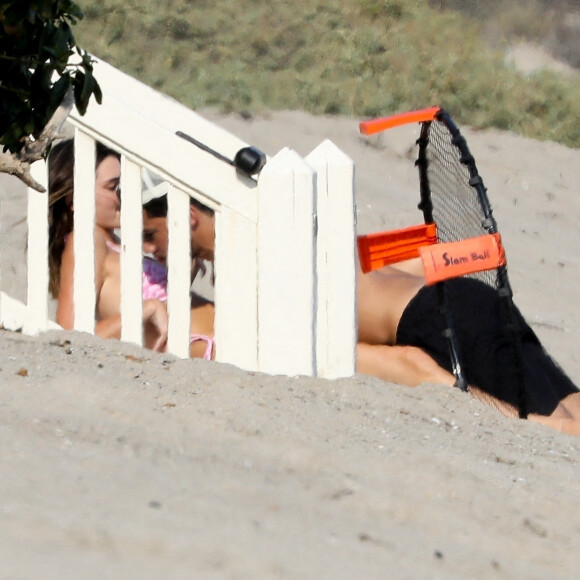 Les rumeurs semblent se confirmer sur le couple Kendall Jenner et Devin Booker (joueur de basket-ball Phoenix Suns) à Malibu le 19 aout 2020. Kendall et Devin se sont allongés sur la plage en maillot de bain. Devin a joué à la balle avec un ami et son adorable chien Haven pendant que Kendall les a regardé en profitant du soleil. Kendall et Devin restent très discrets sur la nature de leur relation mais apparaissent de plus en plus régulièrement ensemble.