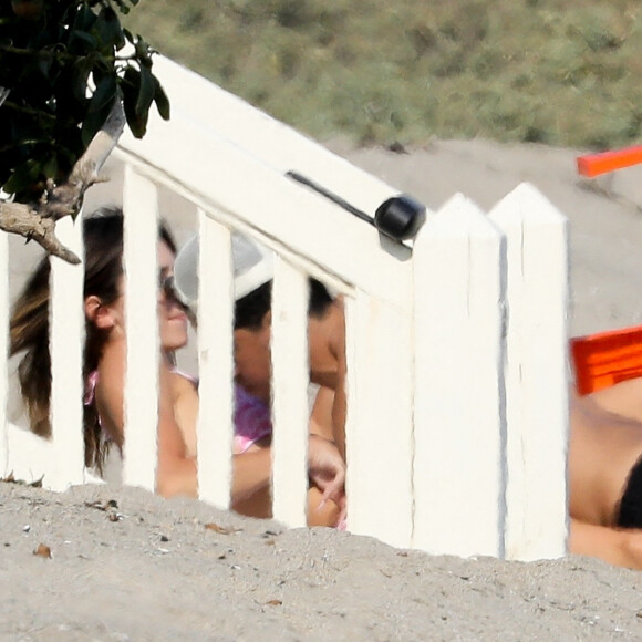 Les rumeurs semblent se confirmer sur le couple Kendall Jenner et Devin Booker (joueur de basket-ball Phoenix Suns) à Malibu le 19 aout 2020. Kendall et Devin se sont allongés sur la plage en maillot de bain. Devin a joué à la balle avec un ami et son adorable chien Haven pendant que Kendall les a regardé en profitant du soleil. Kendall et Devin restent très discrets sur la nature de leur relation mais apparaissent de plus en plus régulièrement ensemble.