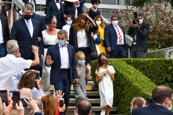 Le maire de La Baule Franck Louvrier, sa femme Sophie Jolivet, Nicolas Sarkozy, sa femme Carla Bruni, leur fille Giulia avec une amie - Mariage du maire de La Baule, Franck Louvrier (ex-conseiller en communication du Président de la République N.Sarkozy) avec Sophie Jolivet à l'hôtel de Ville de La Baule, France, le 5 septembre 2020. © Sébastien Valiela/Bestimage