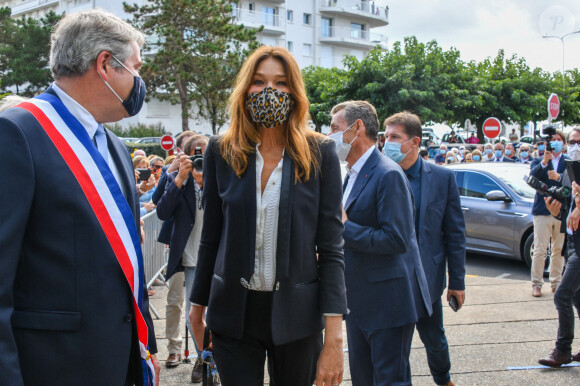 Le maire de La Baule Franck Louvrier, Carla Bruni et son mari Nicolas Sarkozy- Mariage du maire de La Baule, Franck Louvrier (ex-conseiller en communication du Président de la République N.Sarkozy) avec Sophie Jolivet à l'hôtel de Ville de La Baule, France, le 5 septembre 2020. © Sébastien Valiela/Bestimage