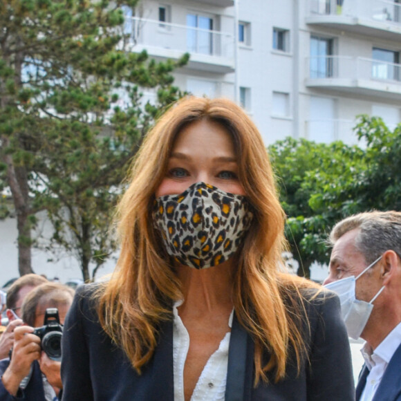 Le maire de La Baule Franck Louvrier, Carla Bruni et son mari Nicolas Sarkozy- Mariage du maire de La Baule, Franck Louvrier (ex-conseiller en communication du Président de la République N.Sarkozy) avec Sophie Jolivet à l'hôtel de Ville de La Baule, France, le 5 septembre 2020. © Sébastien Valiela/Bestimage