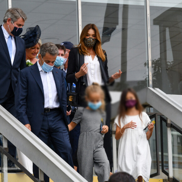 Le maire de La Baule Franck Louvrier, sa femme Sophie Jolivet, Nicolas Sarkozy, sa femme Carla Bruni, leur fille Giulia avec une amie - Mariage du maire de La Baule, Franck Louvrier (ex-conseiller en communication du Président de la République N.Sarkozy) avec Sophie Jolivet à l'hôtel de Ville de La Baule, France, le 5 septembre 2020. © Sébastien Valiela/Bestimage