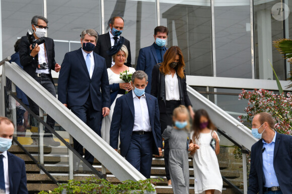 Le maire de La Baule Franck Louvrier, sa femme Sophie Jolivet, Nicolas Sarkozy, sa femme Carla Bruni, leur fille Giulia avec une amie - Mariage du maire de La Baule, Franck Louvrier (ex-conseiller en communication du Président de la République N.Sarkozy) avec Sophie Jolivet à l'hôtel de Ville de La Baule, France, le 5 septembre 2020. © Sébastien Valiela/Bestimage