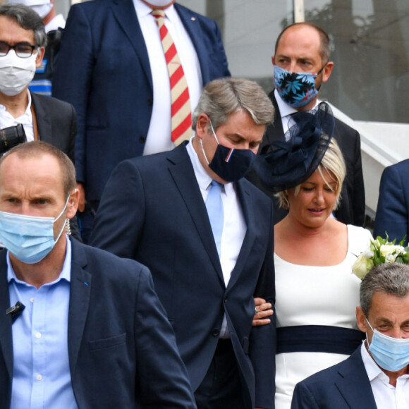 Le maire de La Baule Franck Louvrier, sa femme Sophie Jolivet, Nicolas Sarkozy, sa femme Carla Bruni, leur fille Giulia avec une amie - Mariage du maire de La Baule, Franck Louvrier (ex-conseiller en communication du Président de la République N.Sarkozy) avec Sophie Jolivet à l'hôtel de Ville de La Baule, France, le 5 septembre 2020. © Sébastien Valiela/Bestimage