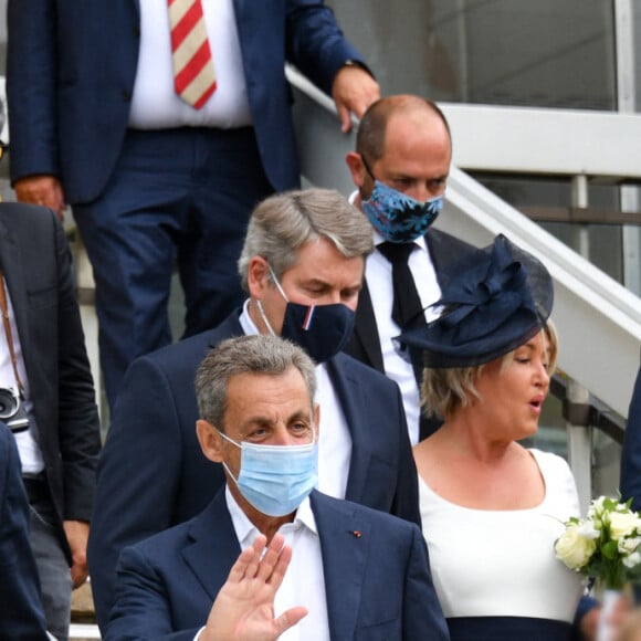 Le maire de La Baule Franck Louvrier, sa femme Sophie Jolivet, Nicolas Sarkozy, sa femme Carla Bruni, leur fille Giulia avec une amie - Mariage du maire de La Baule, Franck Louvrier (ex-conseiller en communication du Président de la République N.Sarkozy) avec Sophie Jolivet à l'hôtel de Ville de La Baule, France, le 5 septembre 2020. © Sébastien Valiela/Bestimage