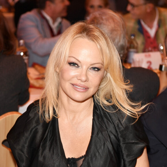 Info du 21.01.2020 Pamela Anderson s'est mariée en secret avec Jon Peters, un producteur. L'actrice de 52 ans a épousé en secret Jon Peters, un producteur de 74 ans.