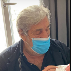 Jean-Pierre Castaldi rencontre son dernier petit-fils, Gabriel, le bébé de Benjamin Castaldi et Aurore Aleman