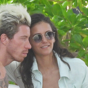 Exclusif - Nina Dobrev et son compagnon Shaun White s'embrassent lors d'une baignade sur la plage à Tulum le 18 août 2020.