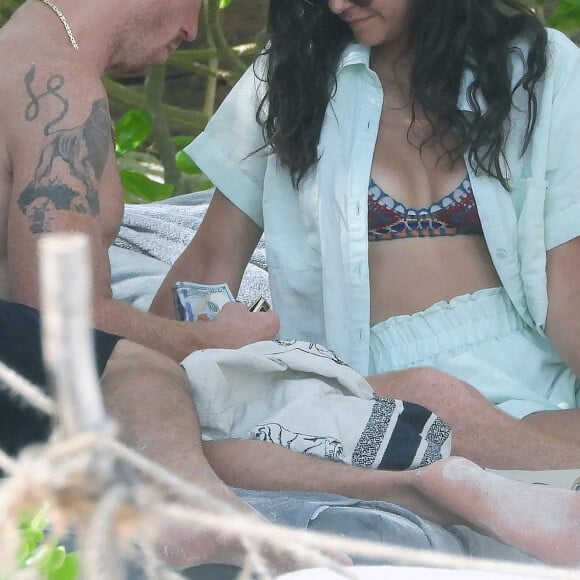 Exclusif - Nina Dobrev et son compagnon Shaun White s'embrassent lors d'une baignade sur la plage à Tulum le 18 août 2020.