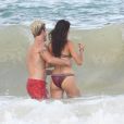 Exclusif - Nina Dobrev et son compagnon Shaun White s'embrassent lors d'une baignade sur la plage à Tulum le 18 août 2020.
