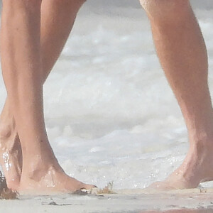 Exclusif - Nina Dobrev et son compagnon Shaun White s'embrassent lors d'une baignade sur la plage à Tulum le 18 août 2020.