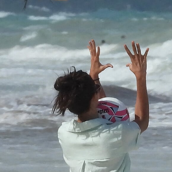 Exclusif - Nina Dobrev et son compagnon Shaun White s'embrassent lors d'une baignade sur la plage à Tulum le 18 août 2020.