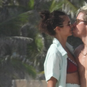 Exclusif - Nina Dobrev et son compagnon Shaun White s'embrassent lors d'une baignade sur la plage à Tulum le 18 août 2020.