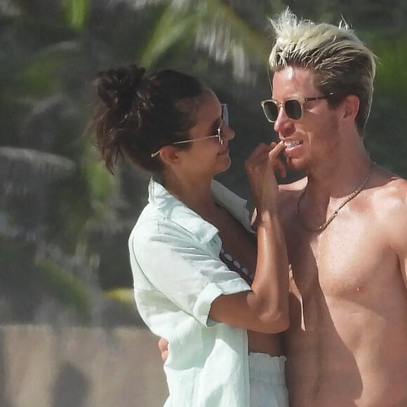 Exclusif - Nina Dobrev et son compagnon Shaun White s'embrassent lors d'une baignade sur la plage à Tulum le 18 août 2020.