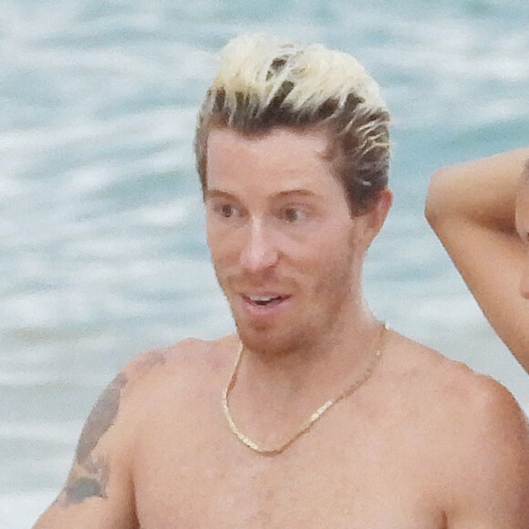 Exclusif - Nina Dobrev et son compagnon Shaun White s'embrassent lors d'une baignade sur la plage à Tulum le 18 août 2020.