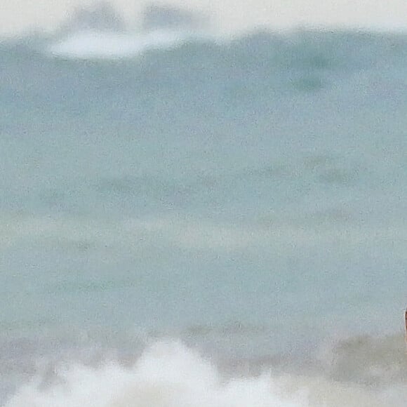 Exclusif - Nina Dobrev et son compagnon Shaun White s'embrassent lors d'une baignade sur la plage à Tulum le 18 août 2020.