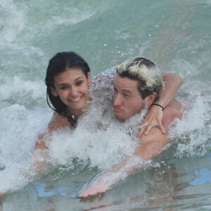 Exclusif - Nina Dobrev et son compagnon Shaun White s'embrassent lors d'une baignade sur la plage à Tulum le 18 août 2020.