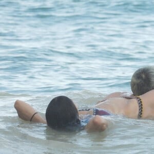 Exclusif - Nina Dobrev et son compagnon Shaun White s'embrassent lors d'une baignade sur la plage à Tulum le 18 août 2020.
