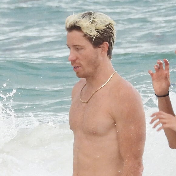 Exclusif - Nina Dobrev et son compagnon Shaun White s'embrassent lors d'une baignade sur la plage à Tulum le 18 août 2020.