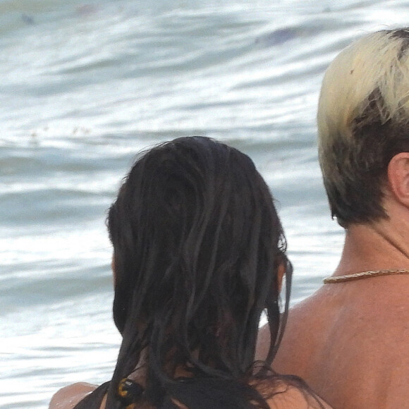 Exclusif - Nina Dobrev et son compagnon Shaun White s'embrassent lors d'une baignade sur la plage à Tulum le 18 août 2020.