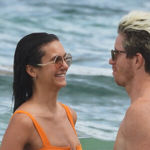 Exclusif - Nina Dobrev et son compagnon Shaun White s'embrassent lors d'une baignade sur la plage à Tulum le 19 août 2020.