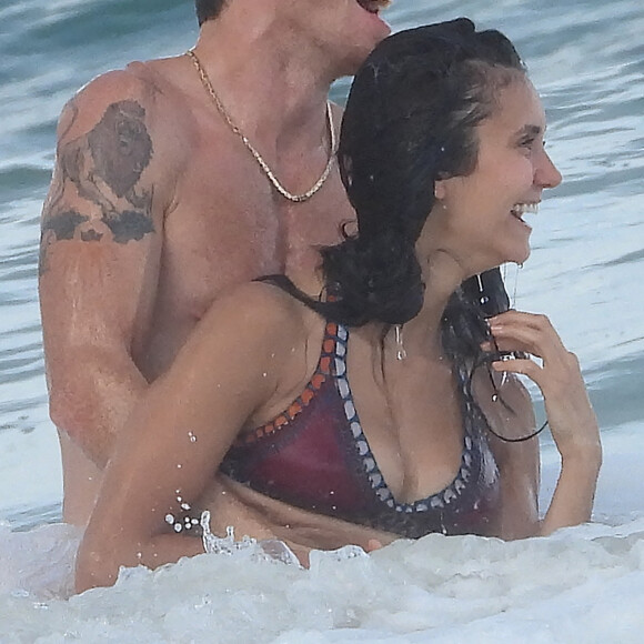 Exclusif - Nina Dobrev et son compagnon Shaun White s'embrassent lors d'une baignade sur la plage à Tulum le 21 août 2020.