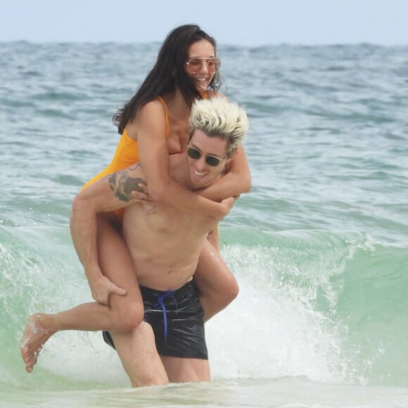 Exclusif - Nina Dobrev et son compagnon Shaun White s'embrassent lors d'une baignade sur la plage à Tulum le 19 août 2020.
