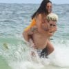 Exclusif - Nina Dobrev et son compagnon Shaun White s'embrassent lors d'une baignade sur la plage à Tulum le 19 août 2020.