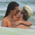 Exclusif - Nina Dobrev et son compagnon Shaun White s'embrassent passionnément lors d'une baignade sur la plage à Tulum.