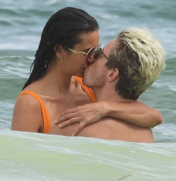 Exclusif - Nina Dobrev et son compagnon Shaun White s'embrassent passionnément lors d'une baignade sur la plage à Tulum.