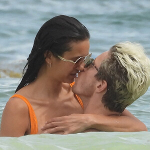 Exclusif - Nina Dobrev et son compagnon Shaun White s'embrassent lors d'une baignade sur la plage à Tulum le 19 août 2020.