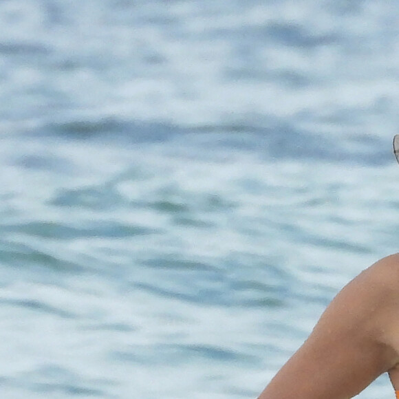 Exclusif - Nina Dobrev et son compagnon Shaun White s'embrassent lors d'une baignade sur la plage à Tulum le 19 août 2020.