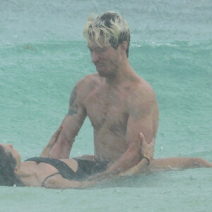 Exclusif - Nina Dobrev et son compagnon Shaun White s'embrassent lors d'une baignade sur la plage à Tulum le 21 août 2020.