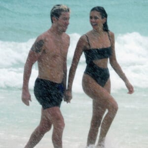 Exclusif - Nina Dobrev et son compagnon Shaun White s'embrassent lors d'une baignade sur la plage à Tulum le 21 août 2020.
