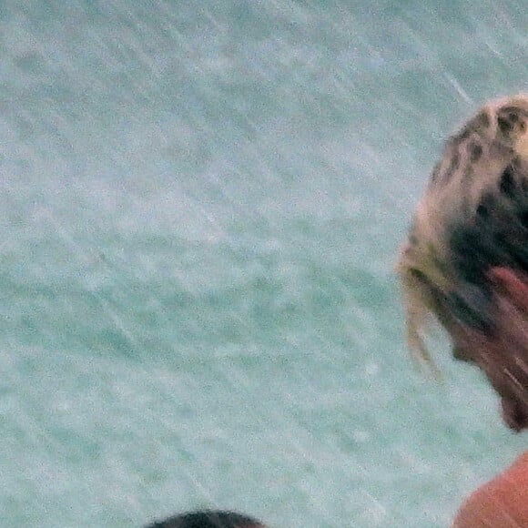 Exclusif - Nina Dobrev et son compagnon Shaun White s'embrassent lors d'une baignade sur la plage à Tulum le 21 août 2020.