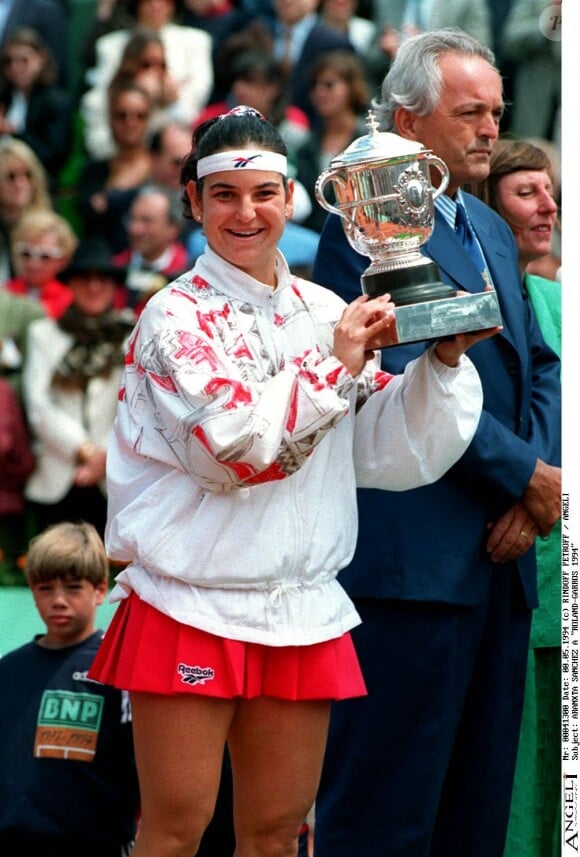 Arantxa Sanchez remporte le tournoi de Roland Garros à Paris, en 1994.